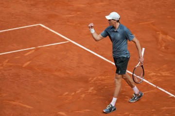 b体育下载-辛纳2-0菲斯首进马德里大师赛决赛 将与兹维列夫争冠